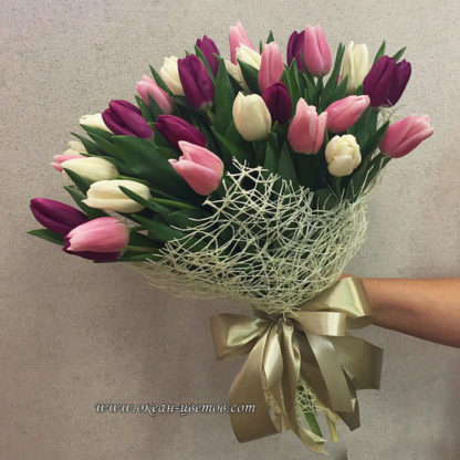Букет из белых, фиолетовых, розовых тюльпанов