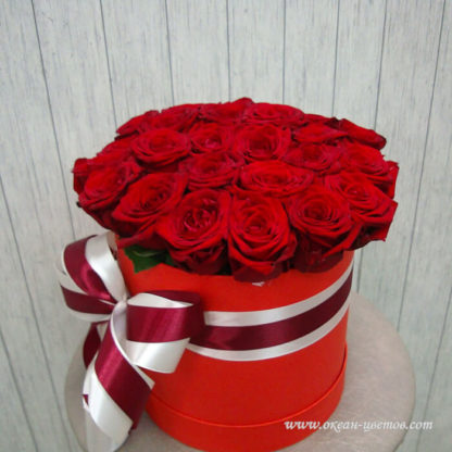 Красные розы в коробке Ред Наоми 25 Воронеж